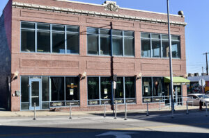 Chartreuse Saloon 01