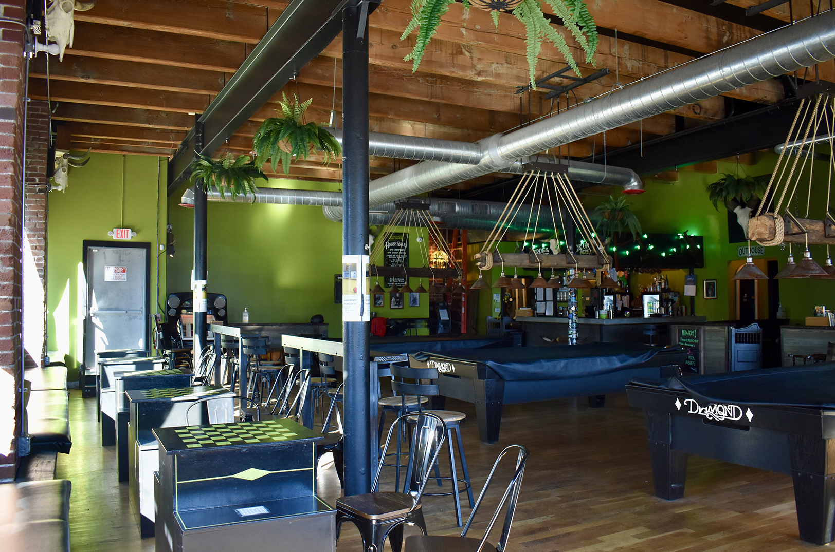 Chartreuse Saloon 02