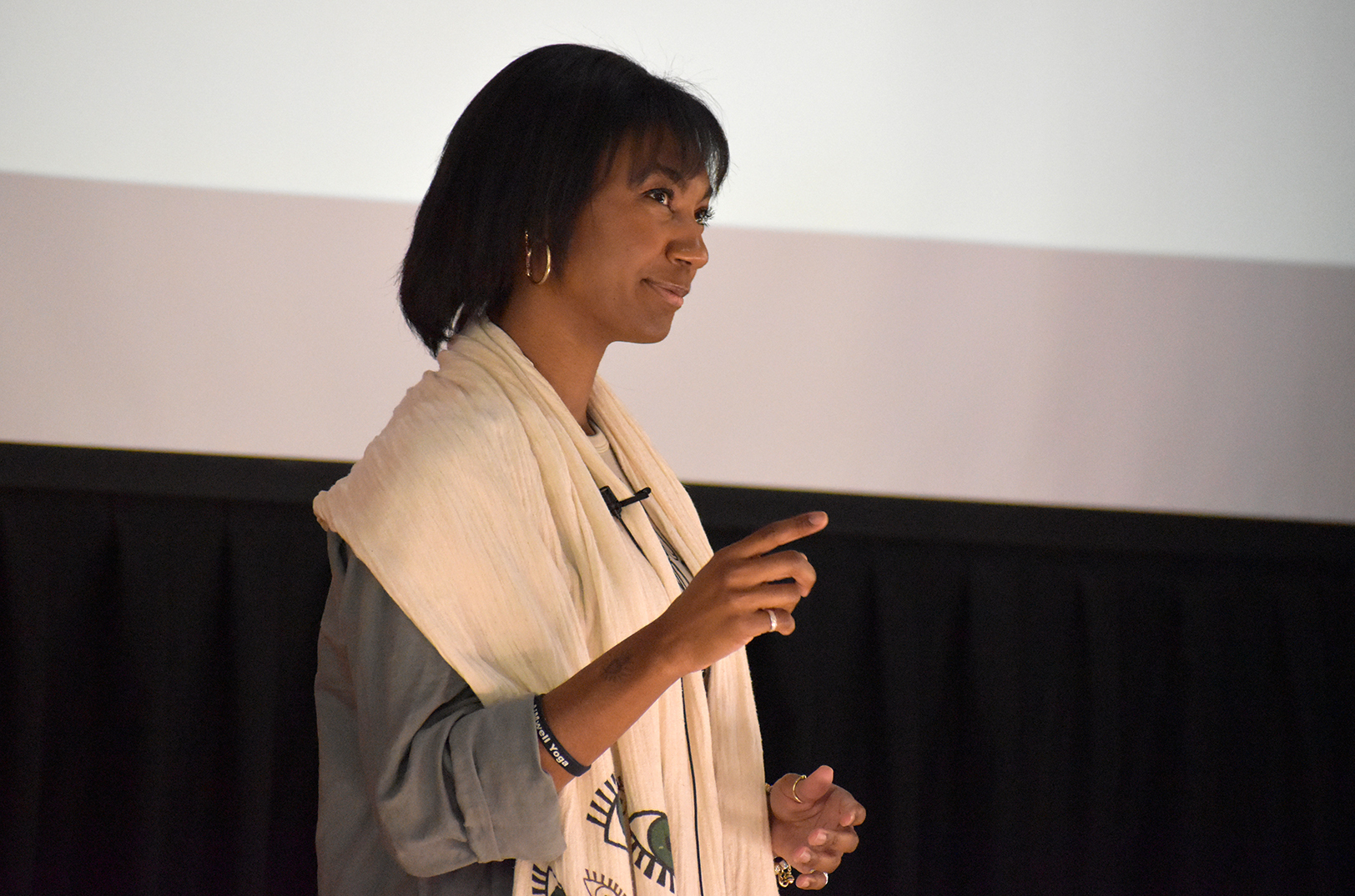 GIFT Pitch Black Debonie Lewis AIMwell Yoga tw 02