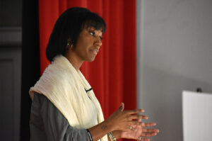 GIFT Pitch Black Debonie Lewis AIMwell Yoga tw 03