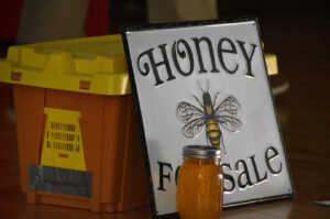 GIFT Pitch Black William Fondren Hive + Harvest tw 02