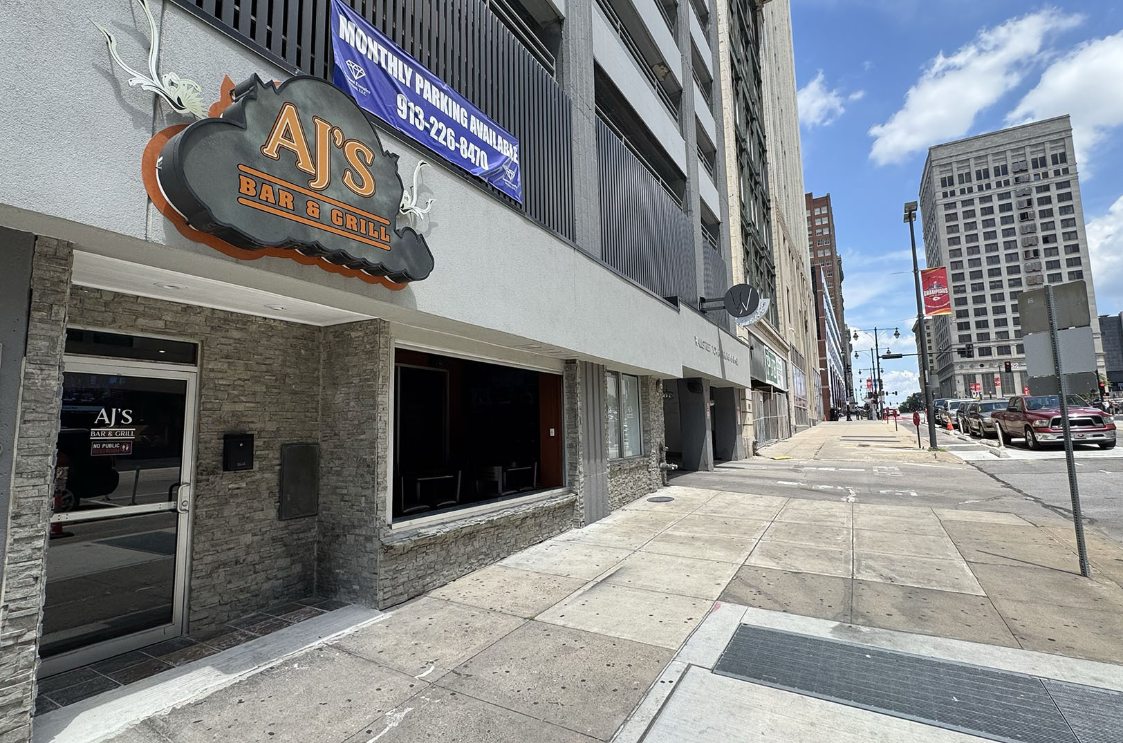 AJ’s Bar & Grill, 1116 Grand Blvd., downtown Kansas City; photo by Tommy Felts, Startland News